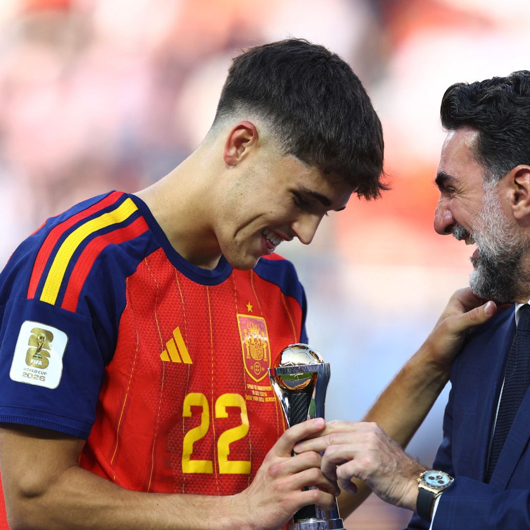 Pau Cubarsí recibiendo el premio al mejor jugador joven del Mundial 2026